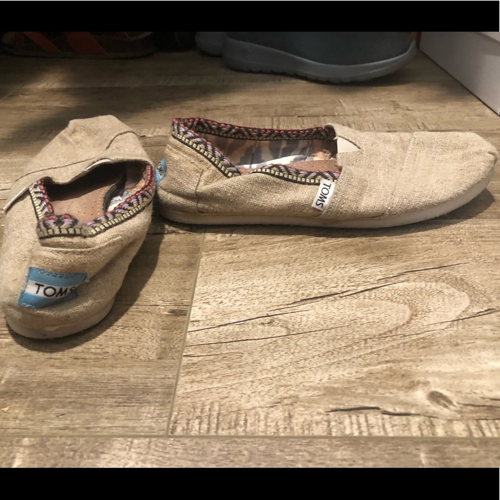 TOMS- beige/cream w/ some sticking detail